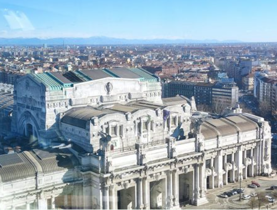 Vento forte: a Milano si stacca un pezzo del tetto della Stazione Centrale