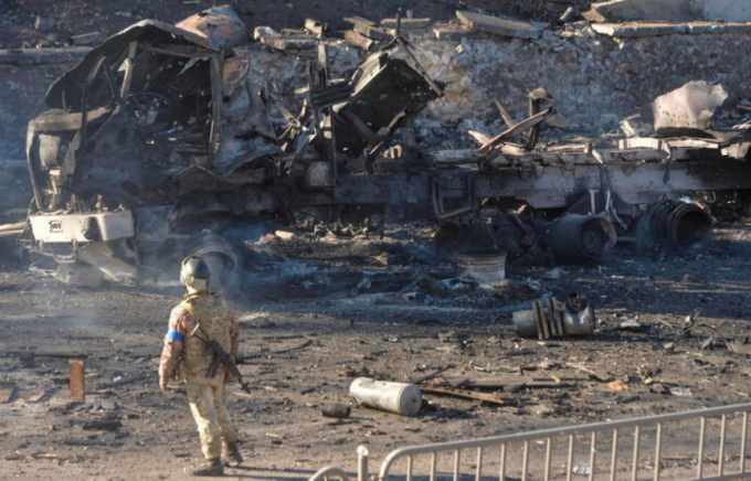 Kiev resiste, i russi entrano a Kharkiv. Almeno 64 civili morti in Ucraina
