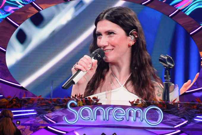 La classifica provvisoria e le pagelle dopo la seconda serata di Sanremo 2022: Mahmood e Blanco secondi, Elisa prima