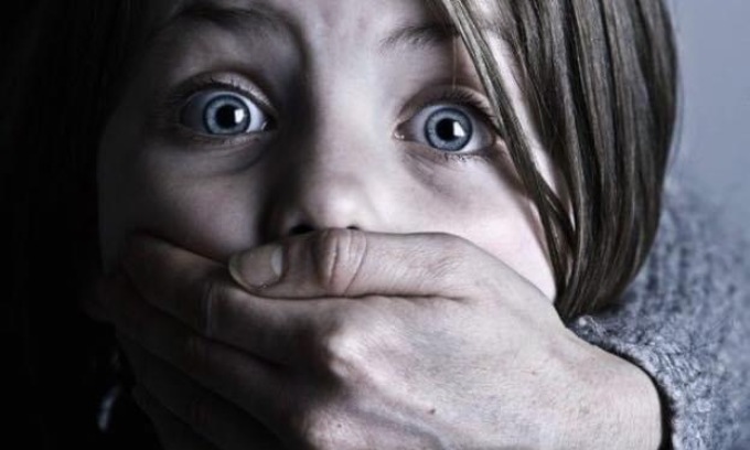 Consegna  la figlia 12enne nelle mani dell’orco che la violenta. “Mamma aveva il ghigno di Joker”