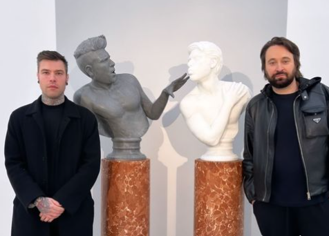 La scultura di Fedez in mostra alla Triennale di Milano: sarà poi venduta all’asta per beneficenza
