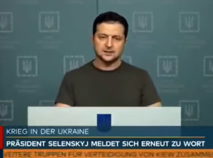 L’interprete scoppia a piangere mentre traduce il messaggio alla nazione di Zelensky