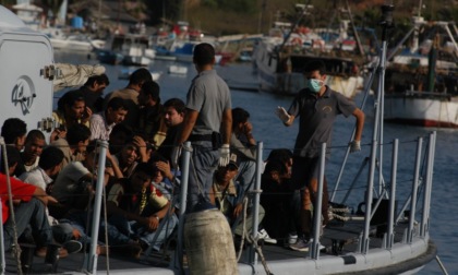 Lampedusa, gommone speronato da peschereccio libico: dispersi tre migranti