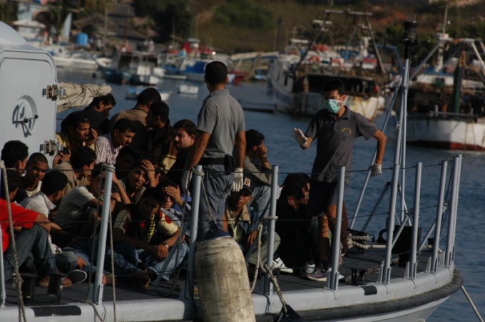 Lampedusa, gommone speronato da peschereccio libico: dispersi tre migranti