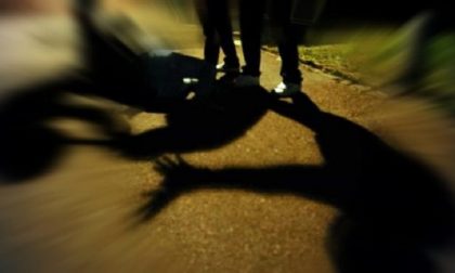 Rimprovera un 15enne che bestemmia, anziano picchiato con pugni e cinghiate