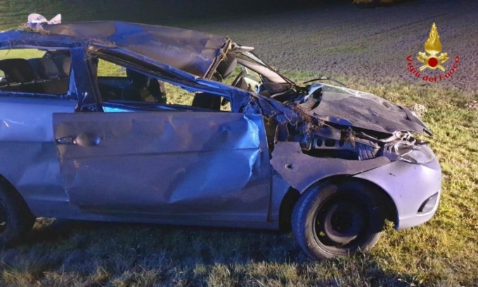 Auto con a bordo cinque giovani si ribalta sul Po: muore una 17enne