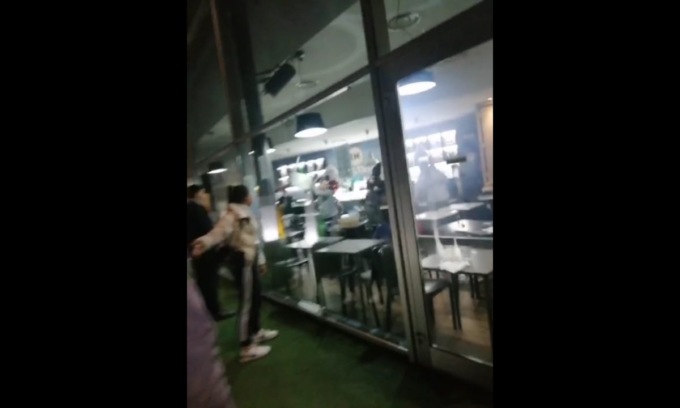 Maxi-rissa dopo Milan-Inter, nel locale volano le sedie: il video