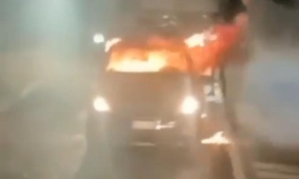 Si dà fuoco in auto: salvo grazie ai Carabinieri che lo tenevano d'occhio
