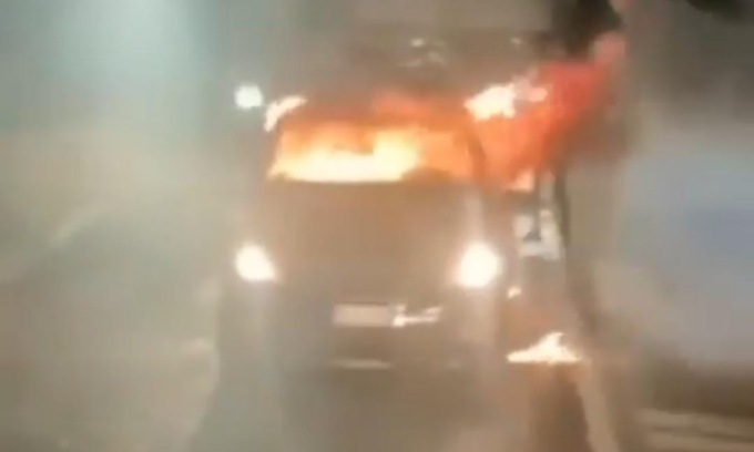 Si dà fuoco in auto: salvo grazie ai Carabinieri che lo tenevano d’occhio