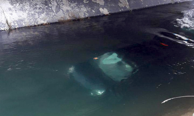 Finisce con l’auto nel canale: salvata da un passante eroe