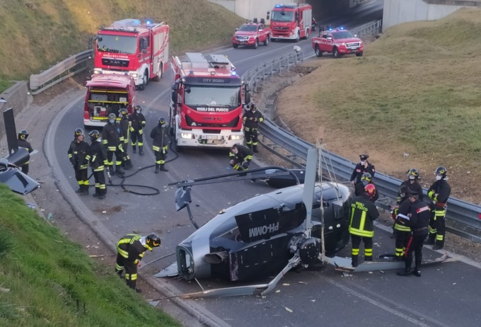 Elicottero precipita all’ingresso dell’Autostrada A9: foto e video