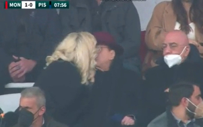 Il bacio allo stadio, ma niente matrimonio. Silvio Berlusconi smentisce le voci sulle nozze con Marta Fascina: “Legame profondo, ma…”