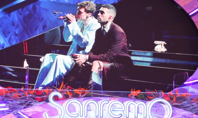 Sanremo 2022, serata movimentata: il malore di Mahmood e la signora ferita in platea