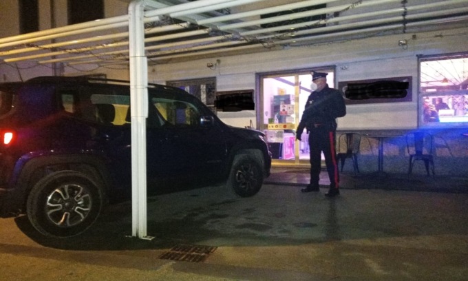 E’ ubriaco e il barista non gli serve da bere. Lui prende l’auto e si lancia contro il bar