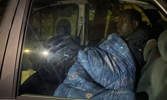 Dopo lo sfratto il Comune trova casa solo a moglie e figli, lui dorme in auto per star loro vicino