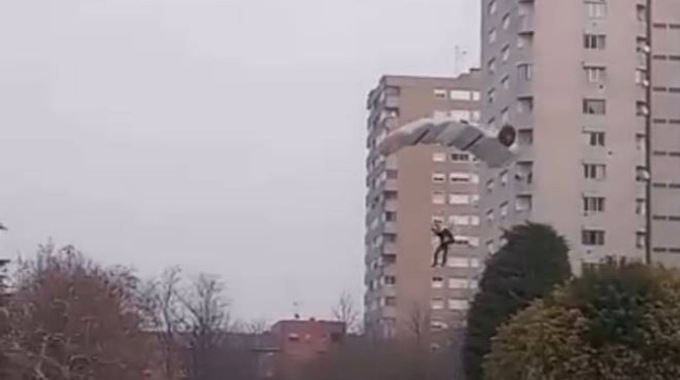 Il video dell’uomo che si lancia col paracadute da un palazzo