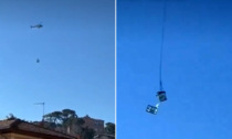 Il video dell'elicottero che perde il carico mentre vola sull'abitato