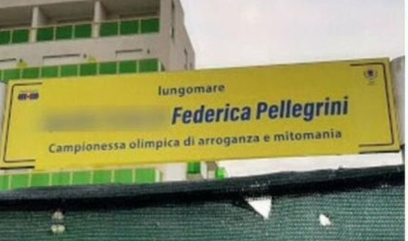 Le ingiurie sul cartello del lungomare dedicato a Federica Pellegrini