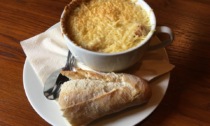 Zuppa di cipolle con croste di formaggio