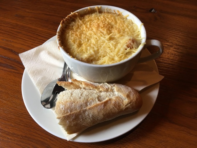 Zuppa di cipolle con croste di formaggio