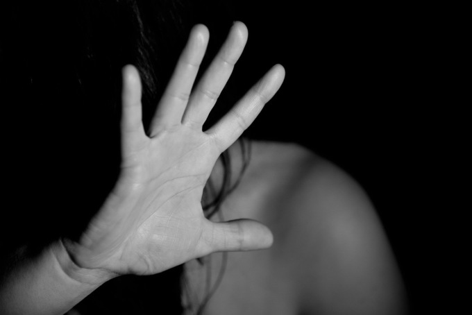Reggio Emilia: quindicenne violentata dai compagni di classe durante un festino. Arrestato un coetaneo