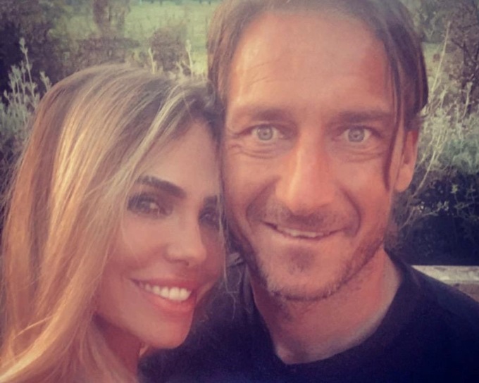 Ilary Blasi e Francesco Totti, la coppia scoppia? Lui smentisce e porta tutti a cena, lei intanto… fa la linguaccia