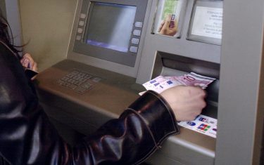 Commissioni sui prelievi Bancomat: cosa potrebbe cambiare e chi rischia di pagare di più
