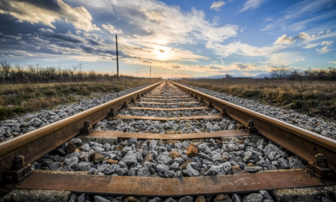 Treno merci aggancia una culla, neonato di 16 giorni trascinato per venti metri sui binari: è grave