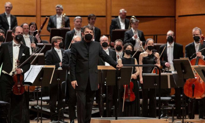 Direttore d’orchestra filo-Putin: bye bye Scala. E a Milano l’inno ucraino risuona grazie a un altro maestro russo