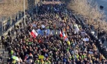 Proteste anti-restrizioni a Parigi: 97 fermi e 513 multe. Un poliziotto punta la pistola contro un automobilista