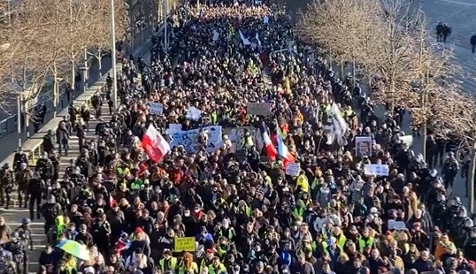 Proteste anti-restrizioni a Parigi: 97 fermi e 513 multe. Un poliziotto punta la pistola contro un automobilista