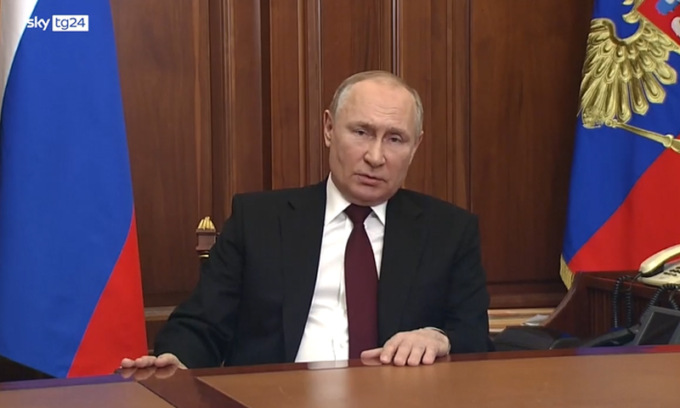 Putin sfida il mondo e riconosce i separatisti ucraini. Kiev: “Non abbiamo paura”