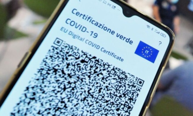 Mostra il Green Pass, ma c’è il nome di un altro: il cellulare era rubato