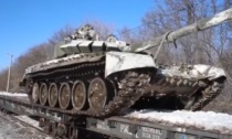 Russia-Ucraina, prove di guerra: colpi di mortaio nel Donbass. Putin presenzia a lancio missili