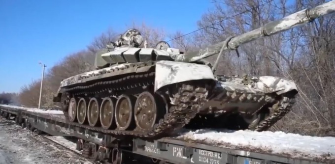 Russia-Ucraina, prove di guerra: colpi di mortaio nel Donbass. Putin presenzia a lancio missili