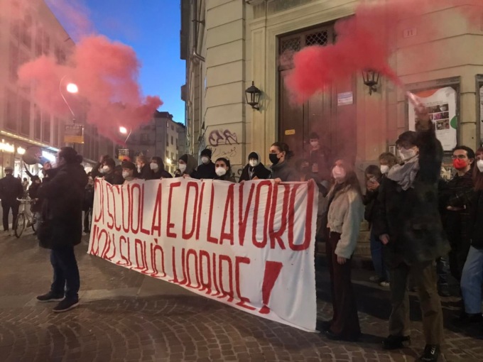 Studenti in piazza, torna la protesta contro alternanza scuola-lavoro e maturità 2022