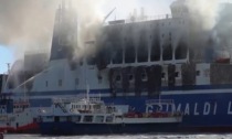 Incendio sul traghetto, un morto e ancora dieci dispersi. Gli italiani tornati a casa: "Un inferno, pensavamo di non farcela"