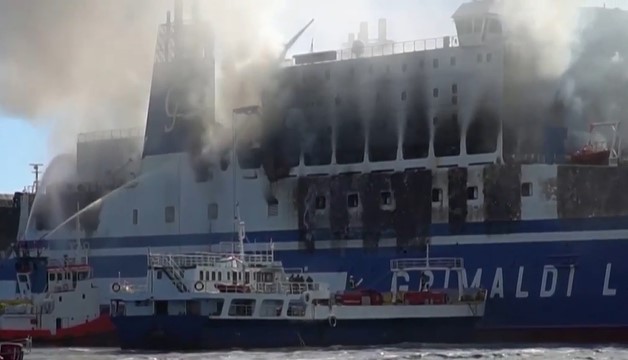 Incendio sul traghetto, un morto e ancora dieci dispersi. Gli italiani tornati a casa: “Un inferno, pensavamo di non farcela”