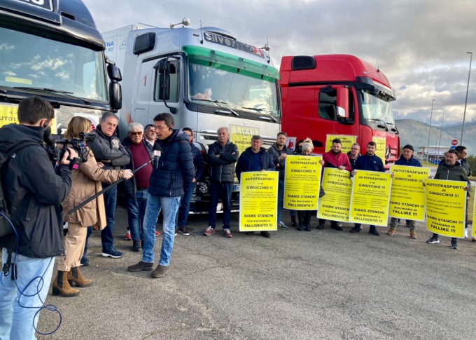 Caro carburante protesta sospesa: i tir hanno ricominciato a consegnare alimentari, ma la tensione resta altissima