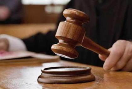 Condannata la mamma che rubò il portafogli all’insegnante del figlio durante un colloquio
