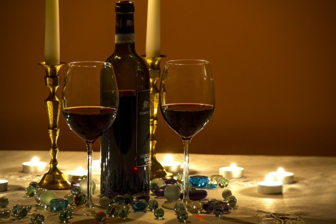 Il ristorante che per combattere il caro bollette fa cene a lume di candela e non usa gas ed elettricità