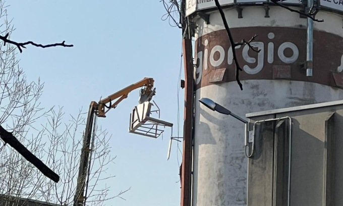 L’antenna che stavano installando fa rovesciare il cestello: precipitano due operai, uno è morto