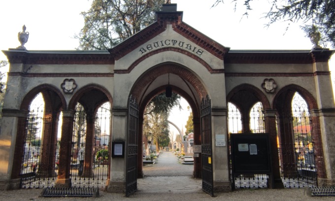 Va a trovare la moglie al cimitero e un folle lo accoltella: voleva sfogare la sua rabbia