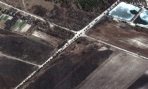 La colonna di 60 km di mezzi militari verso Kiev fotografata dai satelliti spia
