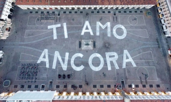 Risolto il mistero del “Ti amo ancora”  in piazza San Carlo a Torino. Sono stati gli Eugenio in via di Gioia