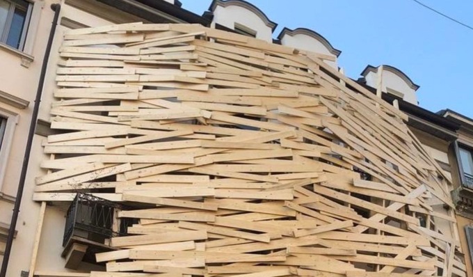 Perché a Milano i palazzi sono coperti da assi di legno