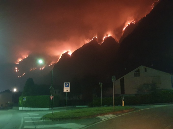 Nella valle della tragedia del Vajont ora è un inferno di fuoco