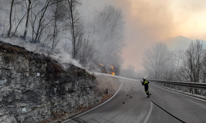 E’ allarme incendi: a fuoco 380 ettari di bosco nel Bresciano. Un morto in Valtellina