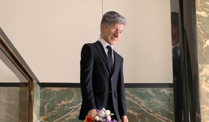 Cattelan si fa impiccare in un bagno di Milano per la Art Week 2022
