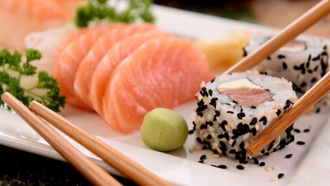 Mangiano sushi al ristorante, poi picchiano il titolare e scappano senza pagare
